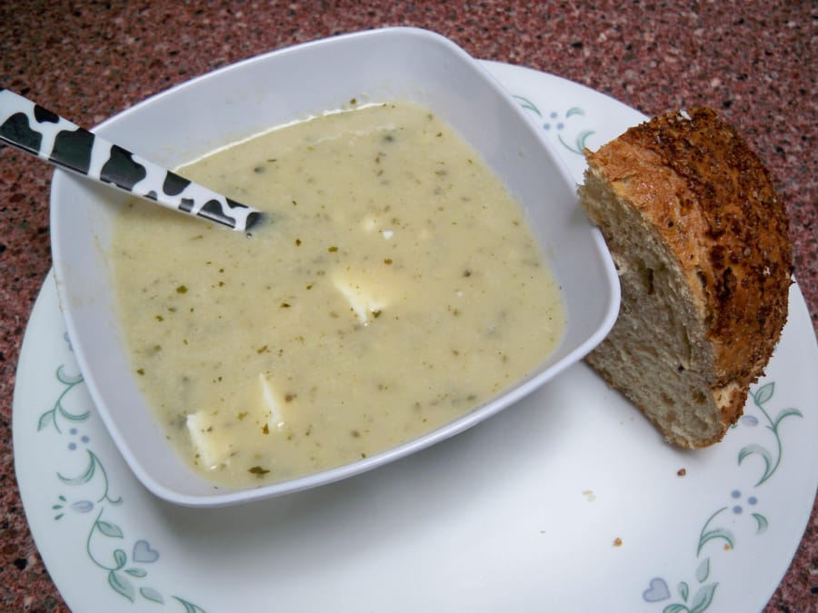 Sopa de Espárragos con Verduras y Pollo