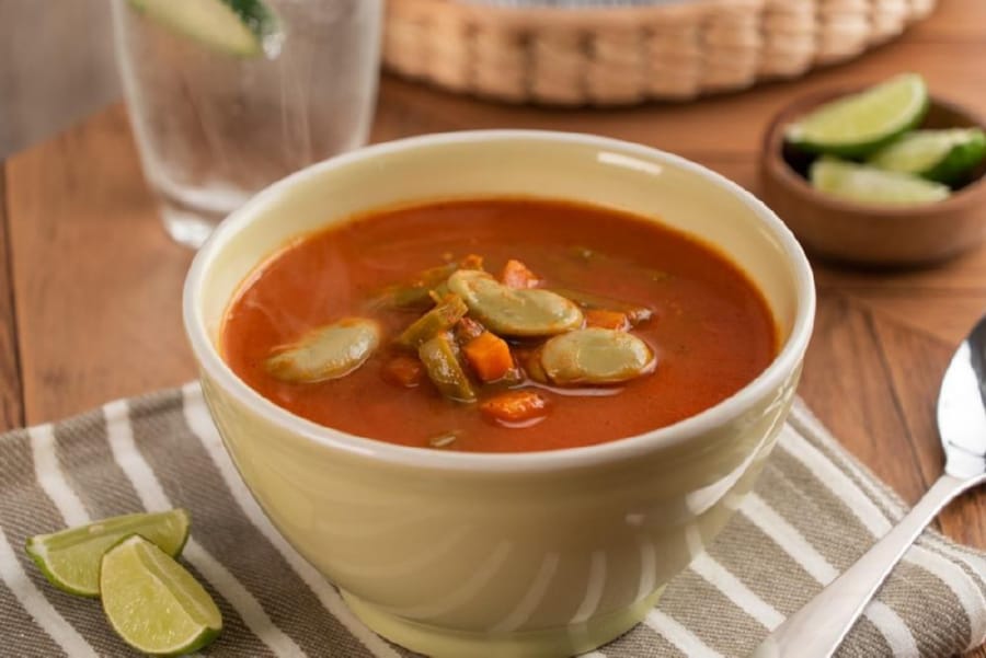 Sopa de Habas con Nopales y Zanahoria