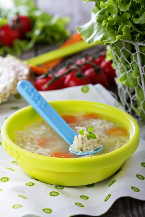 Sopa de Pasta con Albóndigas de Pollo