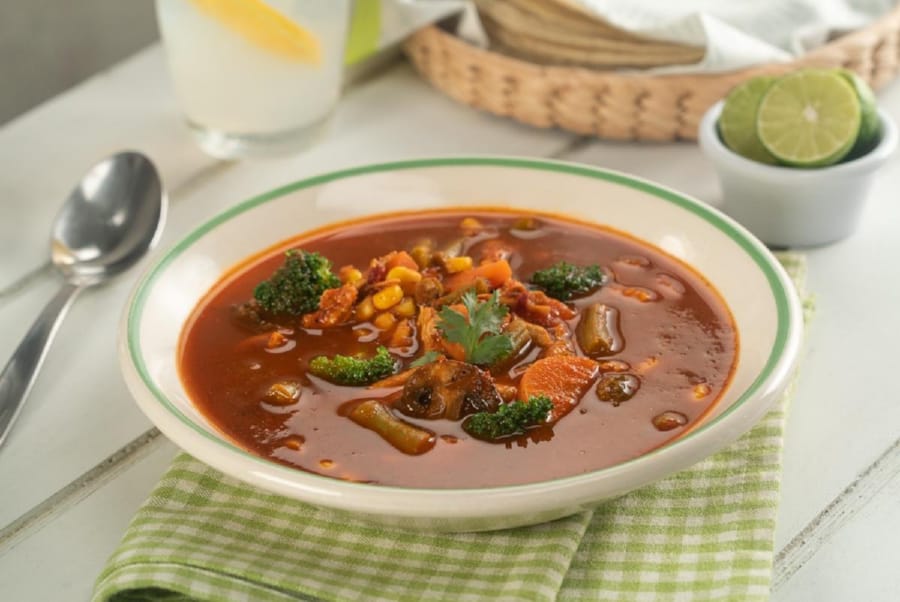 Sopa de Verduras con Pollo y Chile Guajillo