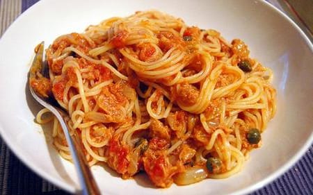 Spaghetti con Atún en Salsa de Alcaparras