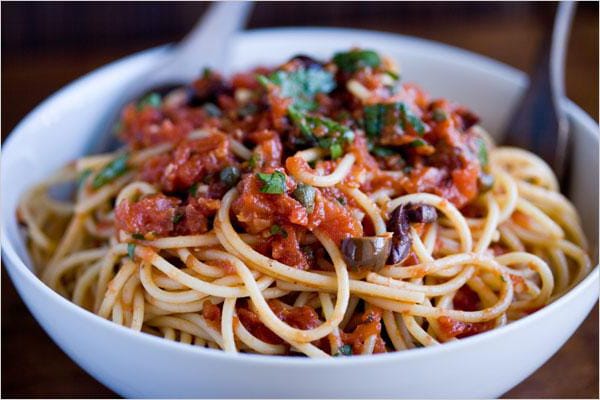 Spaghetti con Atún en Salsa de Tomate Picante