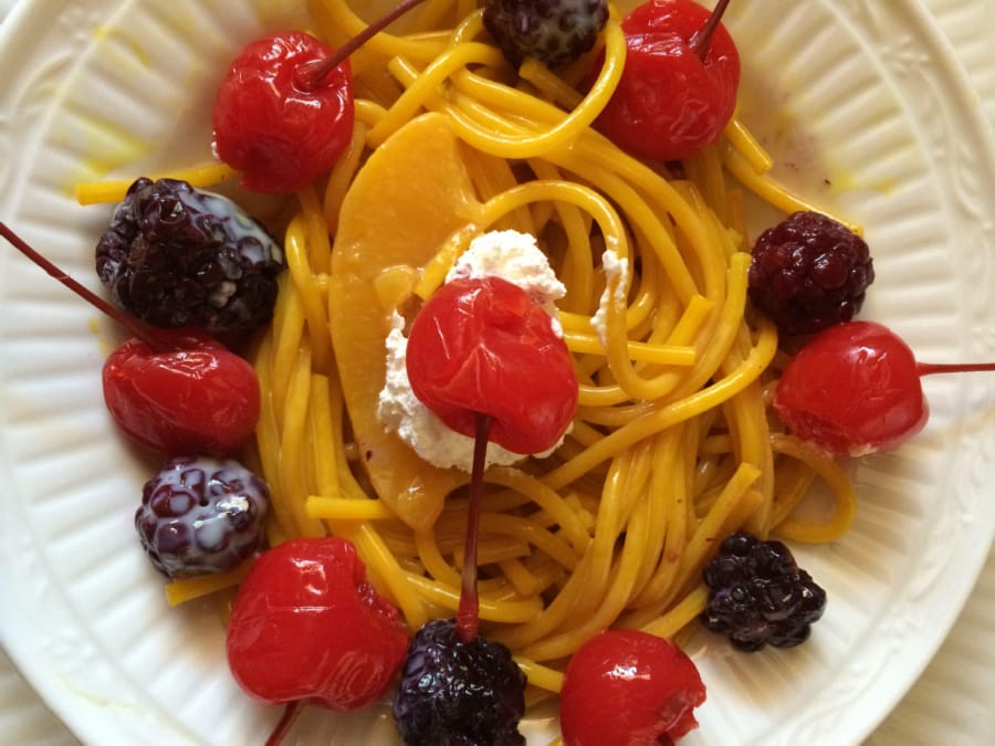 Spaguetti Amarillo con Frutas y Dulzura de Leche