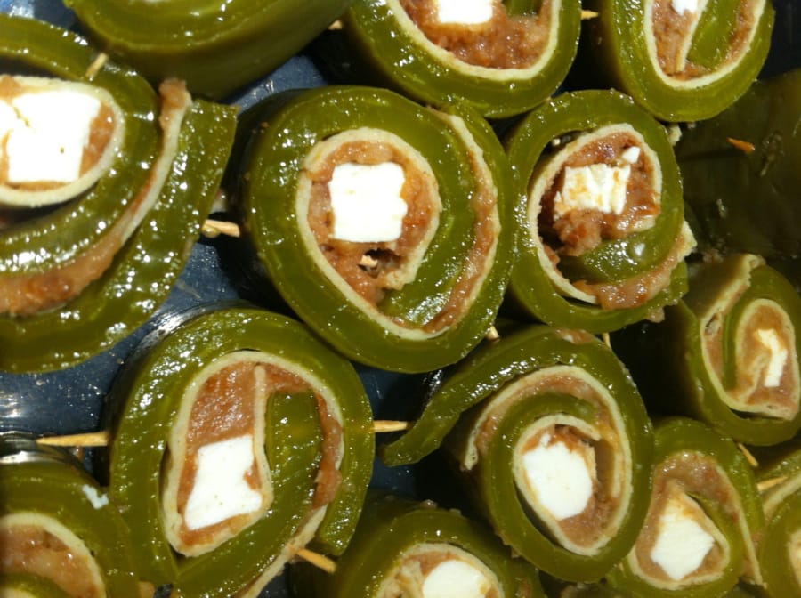 Sushi de Tortilla de Maíz, Nopal, Frijol y Queso Oaxaca, Bañados en Salsa Verde