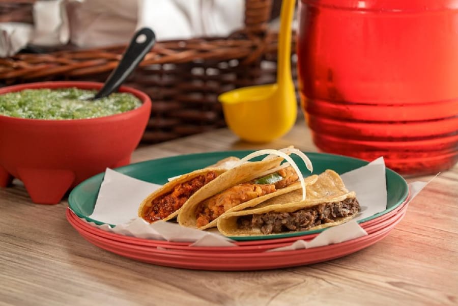 Tacos de Canasta con Salsa Verde Cruda