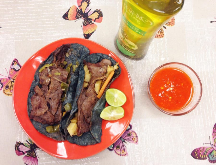 Tacos de Cecina en Tortilla Azul