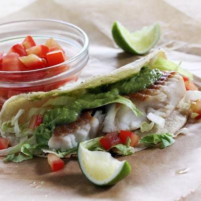 Tacos de Pescado con Cremosa Salsa de Aguacate