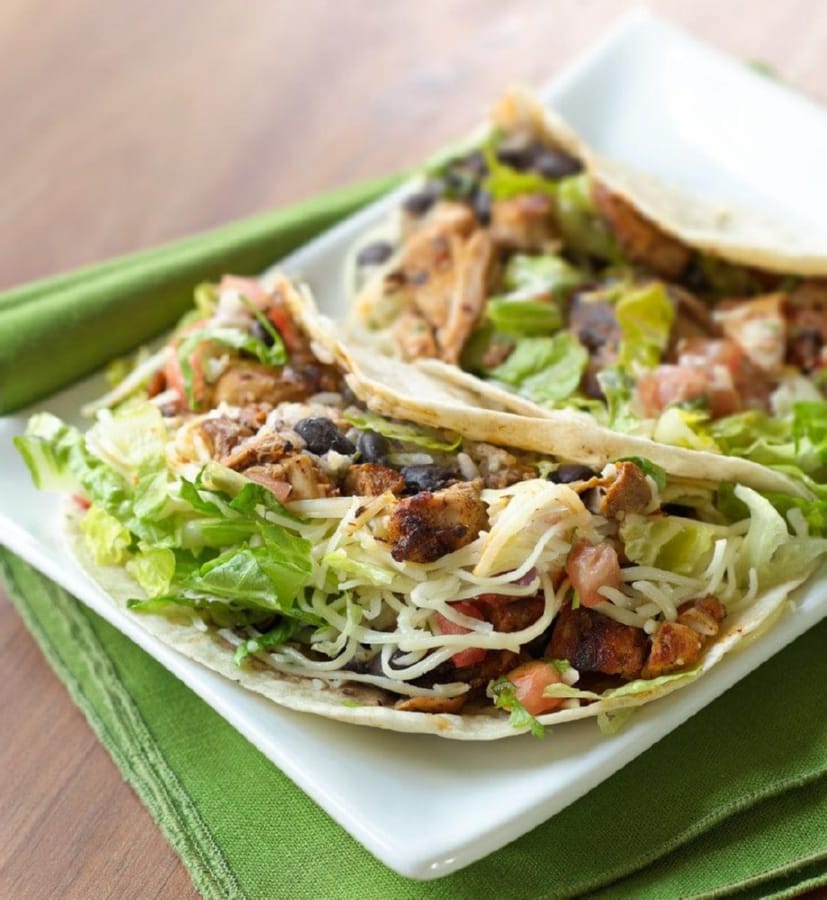 Tacos de Pollo a la Parrilla con Fideo y Frijoles Negros