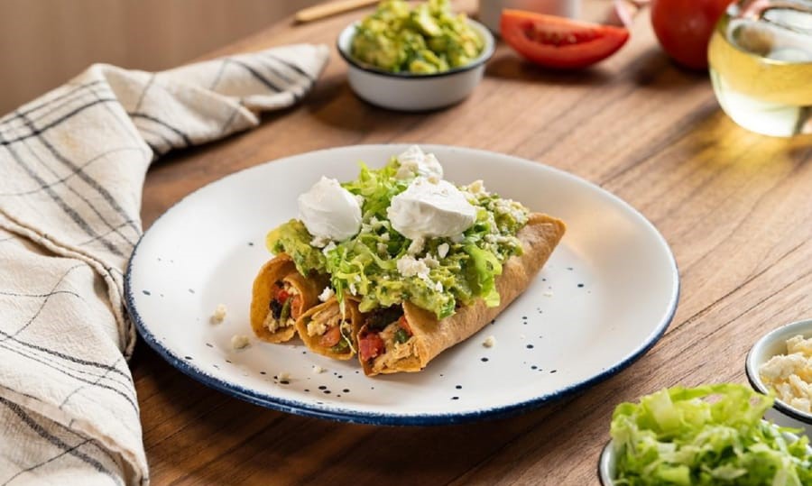 Tacos Dorados de Pollo con Rajas