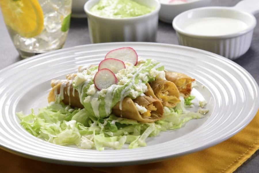 Tacos Dorados de Pollo con Salsa de Aguacate