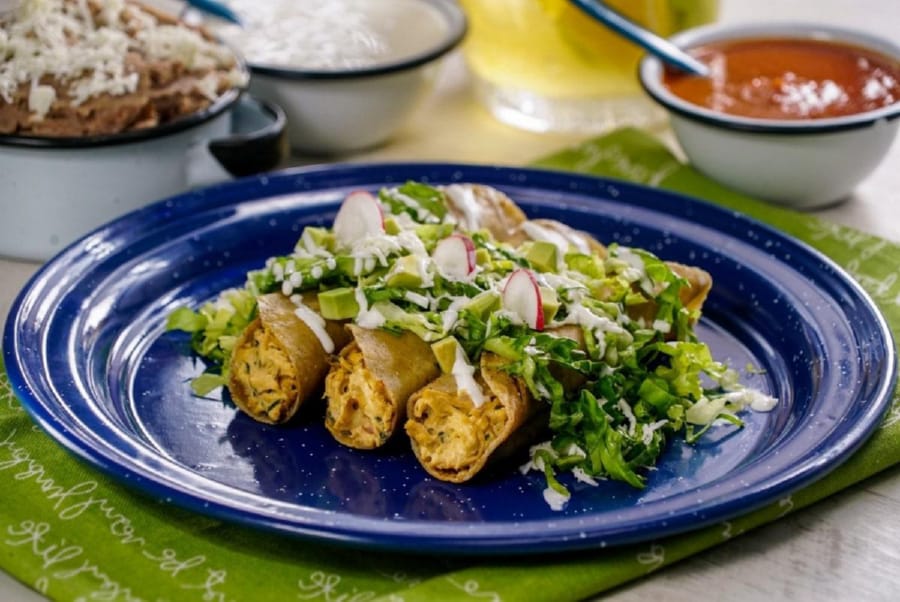 Tacos Dorados de Pollo Cremoso