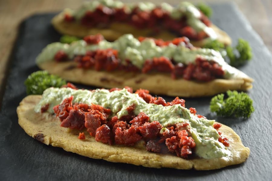 Tlacoyos de Chorizo de Pavo con Yoghurt | Con Sal y Azucar