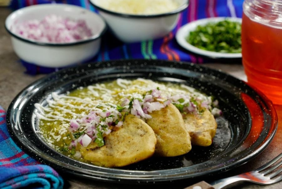 Tlacoyos de Papa en Salsa Verde