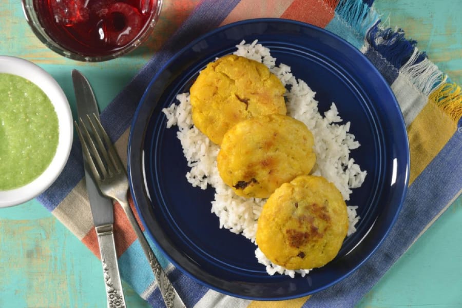 Tortitas de Plátano Macho Rellenas de Frijoles | Con Sal y Azucar