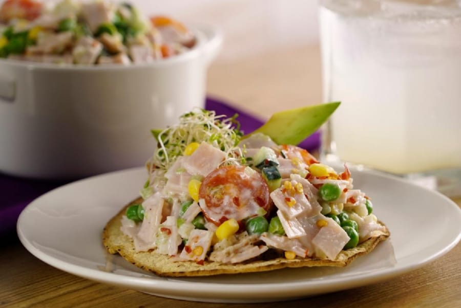 Tostadas de Ensalada Cremosa de Pechuga de Pavo y Vegetales