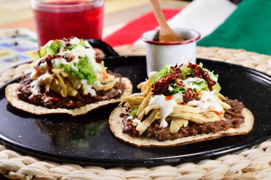 Tostadas de Pollo con Salsa de Chile de Árbol