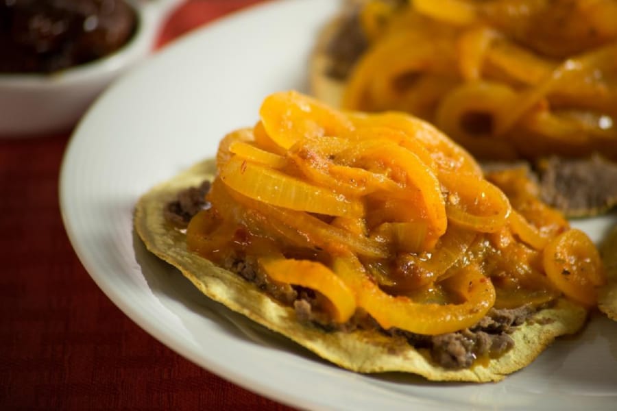 Tostadas de Tinga de Cebolla