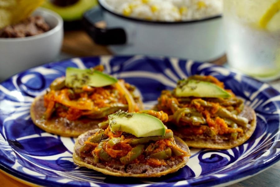 Tostadas de Tinga de Nopales