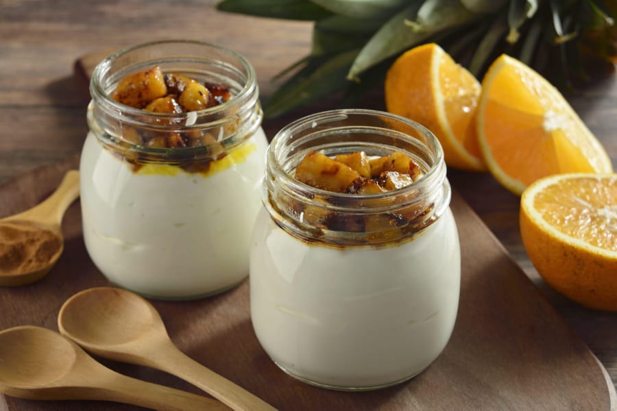 Yoghurt con Piñas Rostizadas y Canela