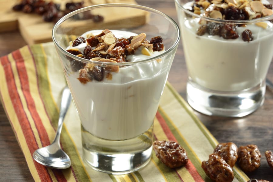 Yoghurt de Almendra con Nueces Garapiñadas y Pasitas